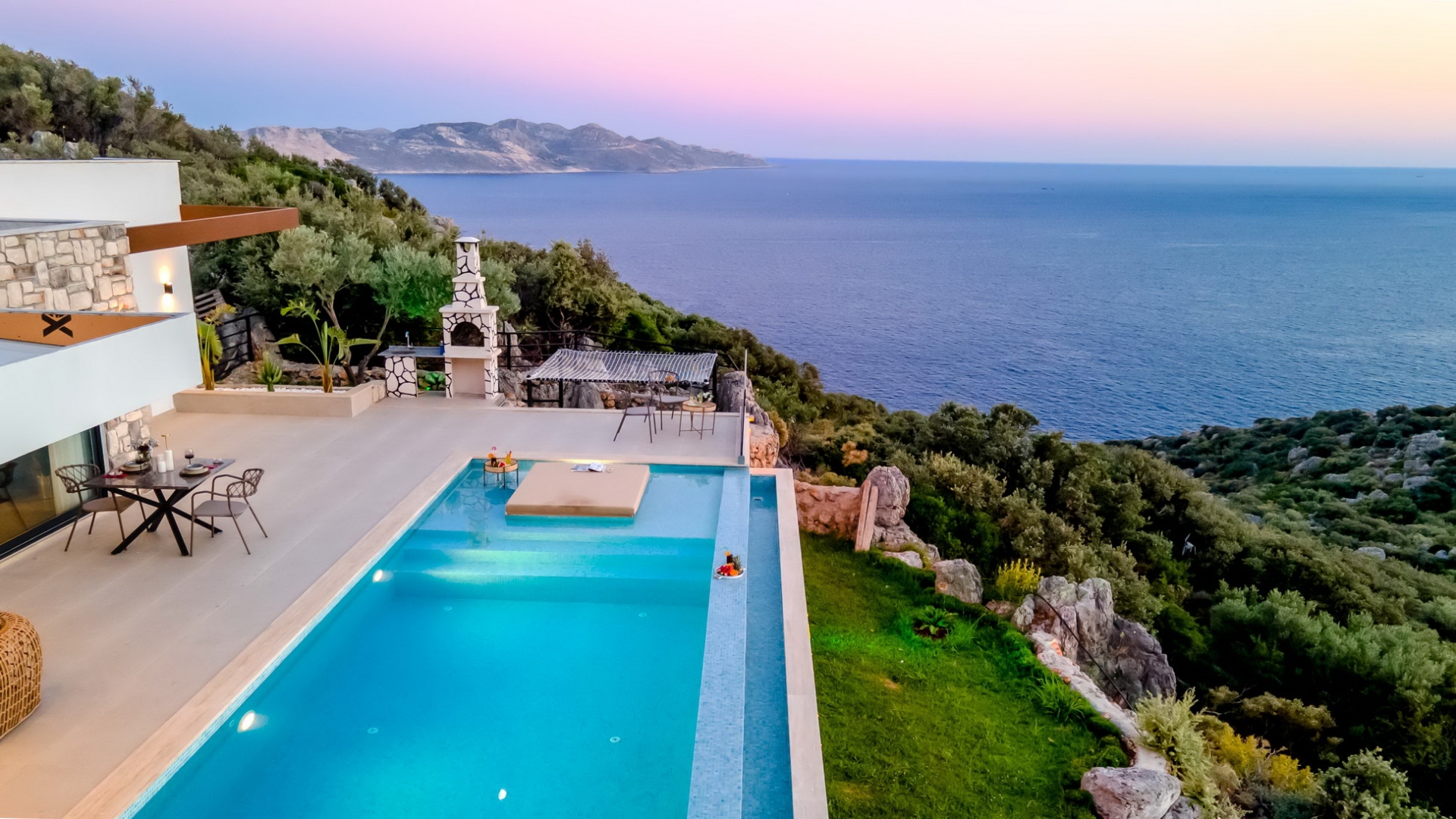 Kalkan'da ısıtmalı havuzlu villalarla 4 mevsim tatil ayrıcalığı.